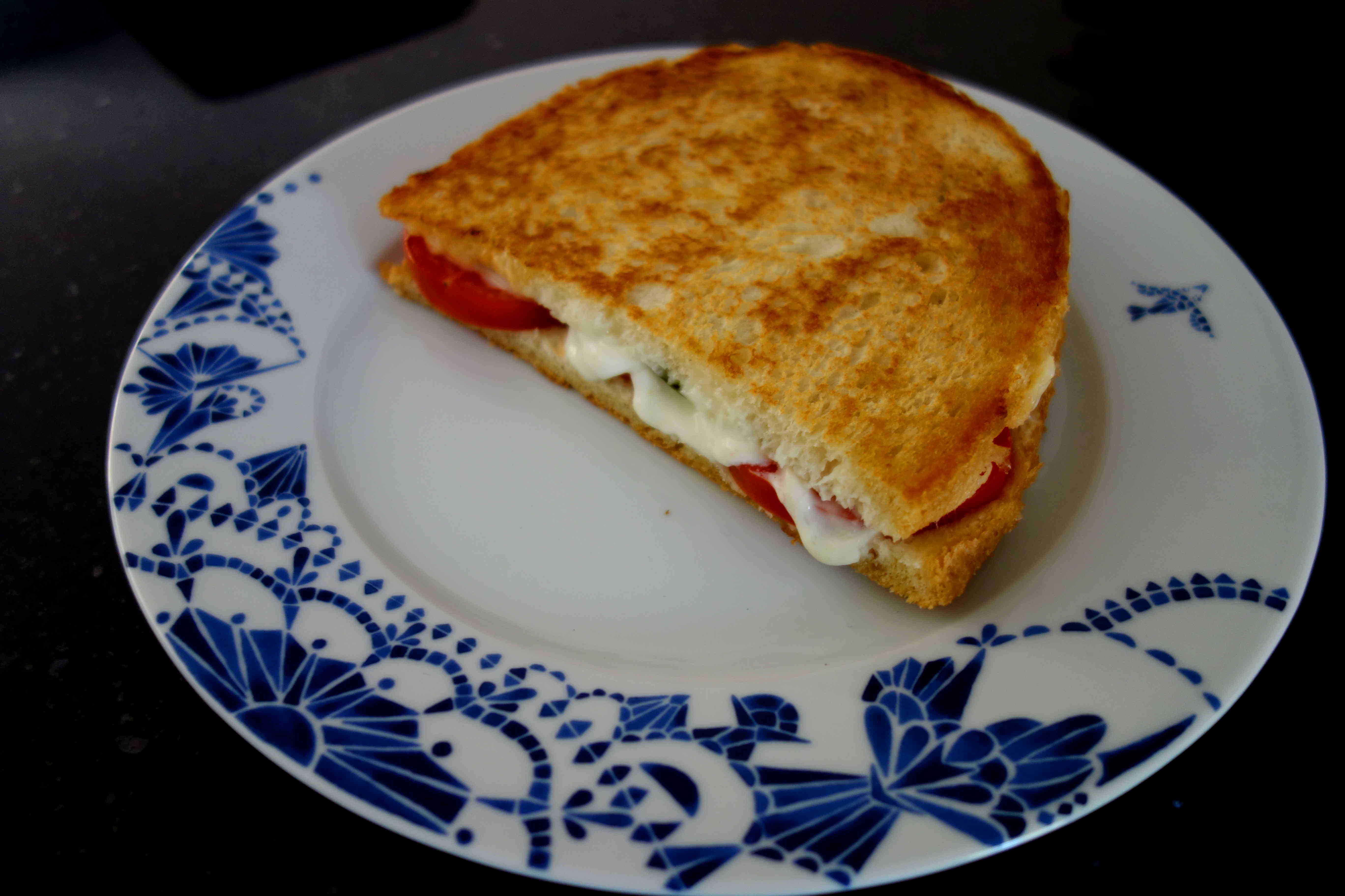 Panini mit Tomaten, Büffelmozzarella und Basilikum – dulcipessa