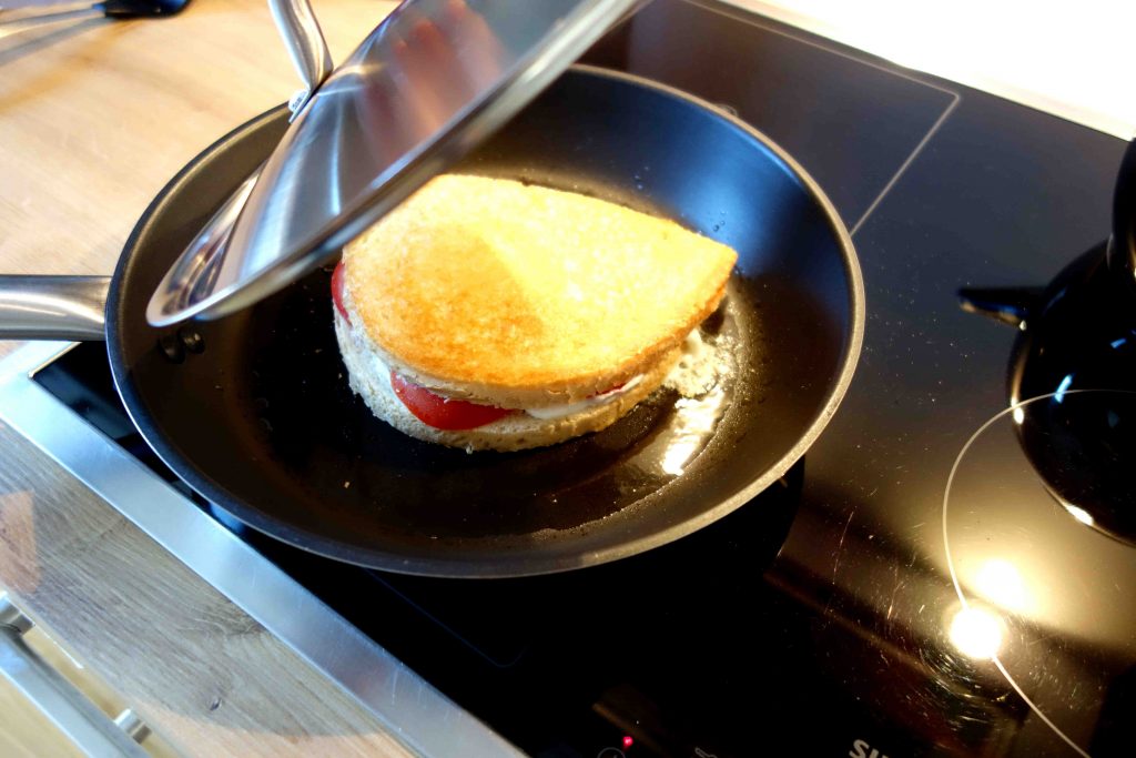 Panini mit Tomaten, Büffelmozzarella und Basilikum – dulcipessa