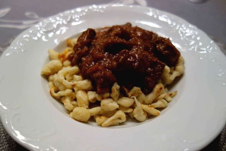 ungarisches Gulasch mit hausgemachten Spätzle dulcipessa