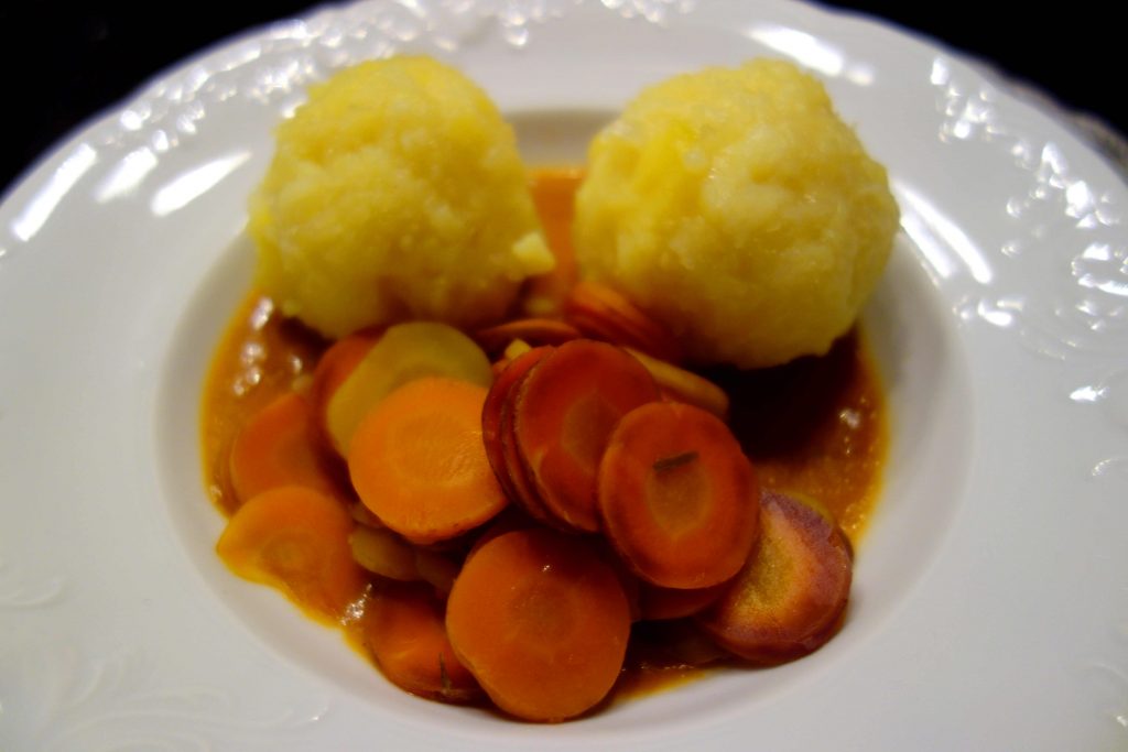 vegane Kartoffelknödel mit brauner Sauce und Karottengemüse