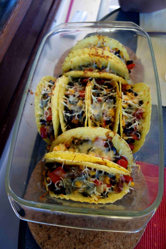 würzige Taco Shells mit schwarzen Bohnen, Gemüse und Käse