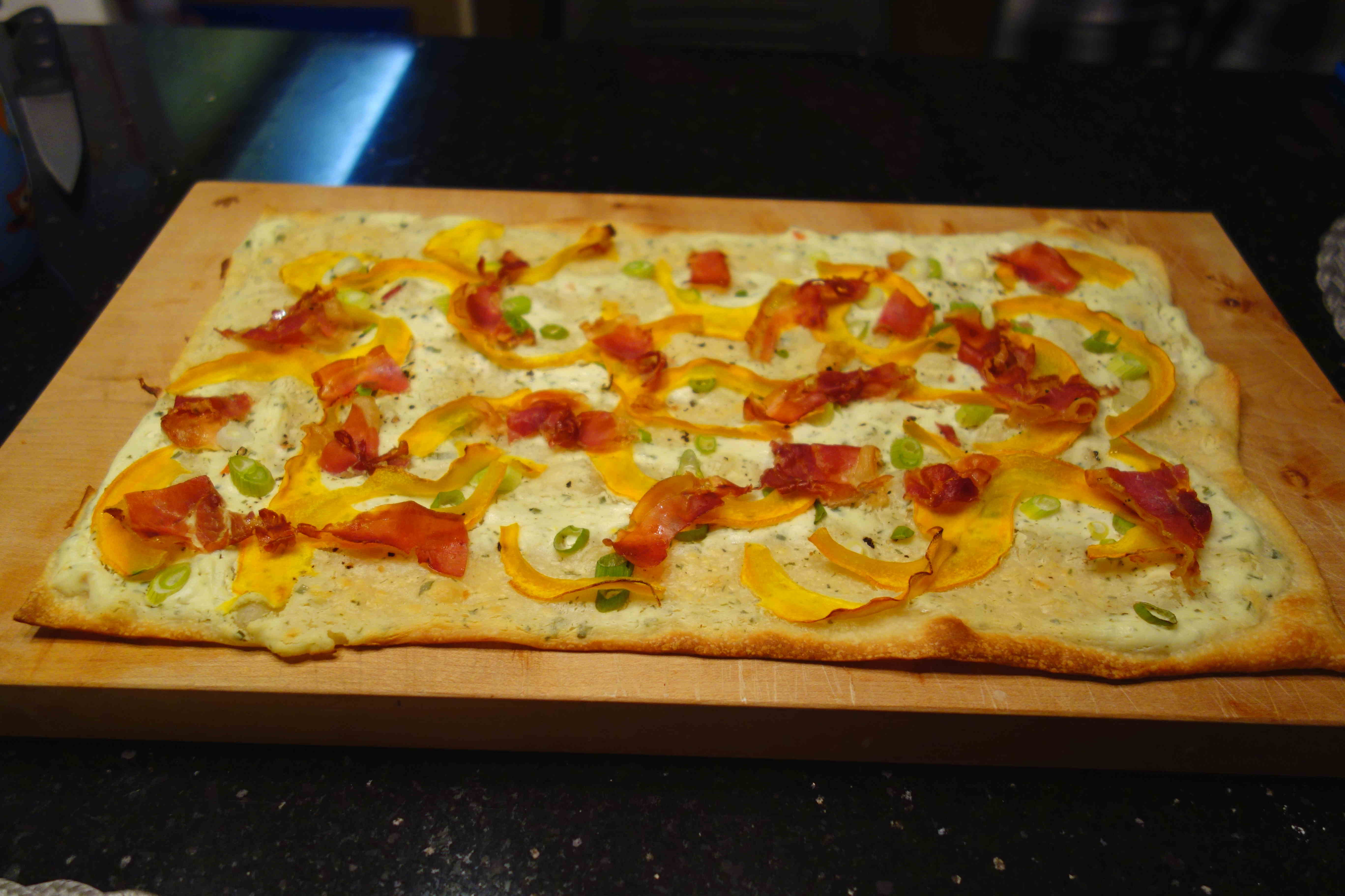 Den Herbst auf dem Teller: herzhafter Kürbisflammkuchen mit Ziegenkäse