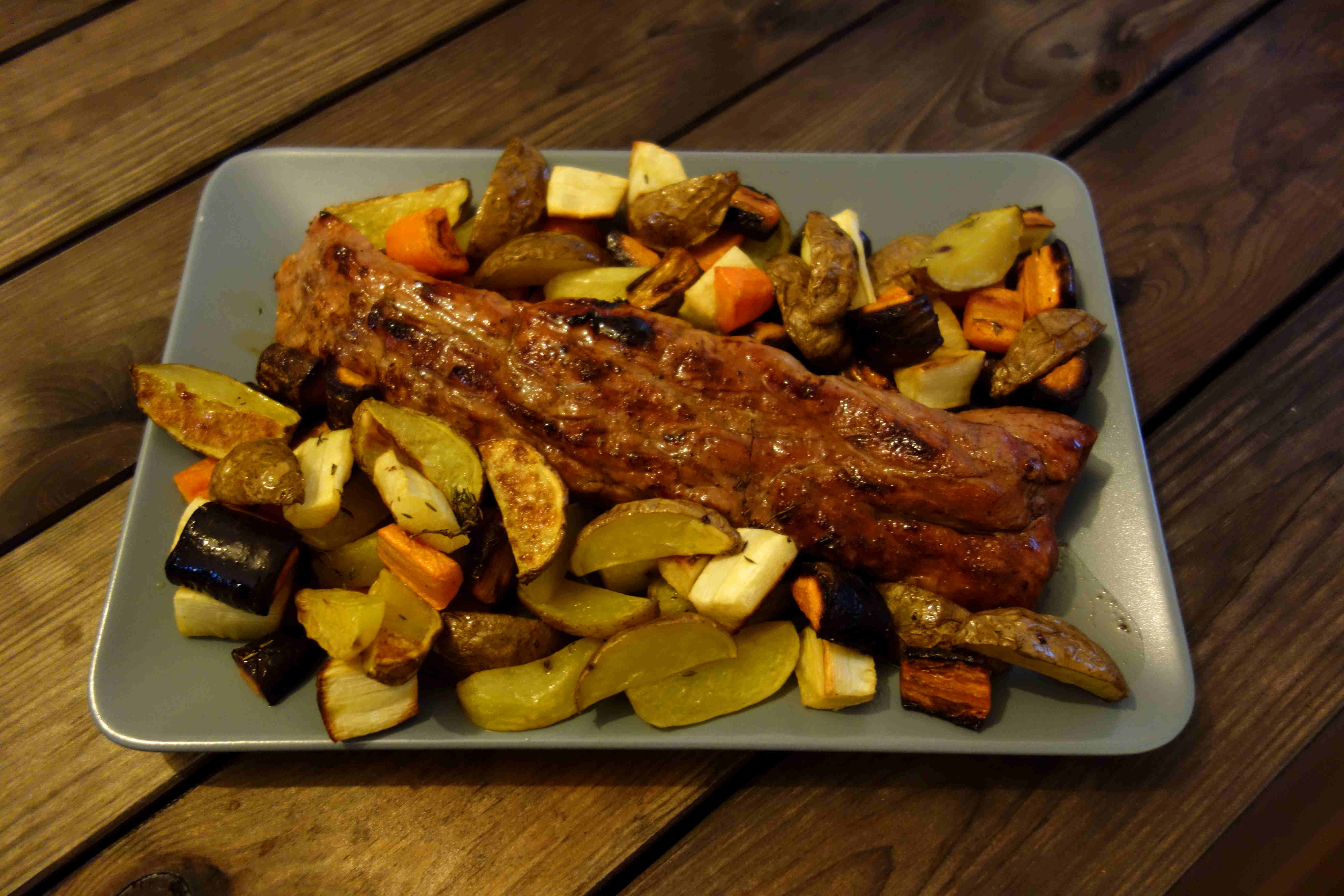 Schweinefilet mit Honig-Whiskey-Glasur und Ofengemüse