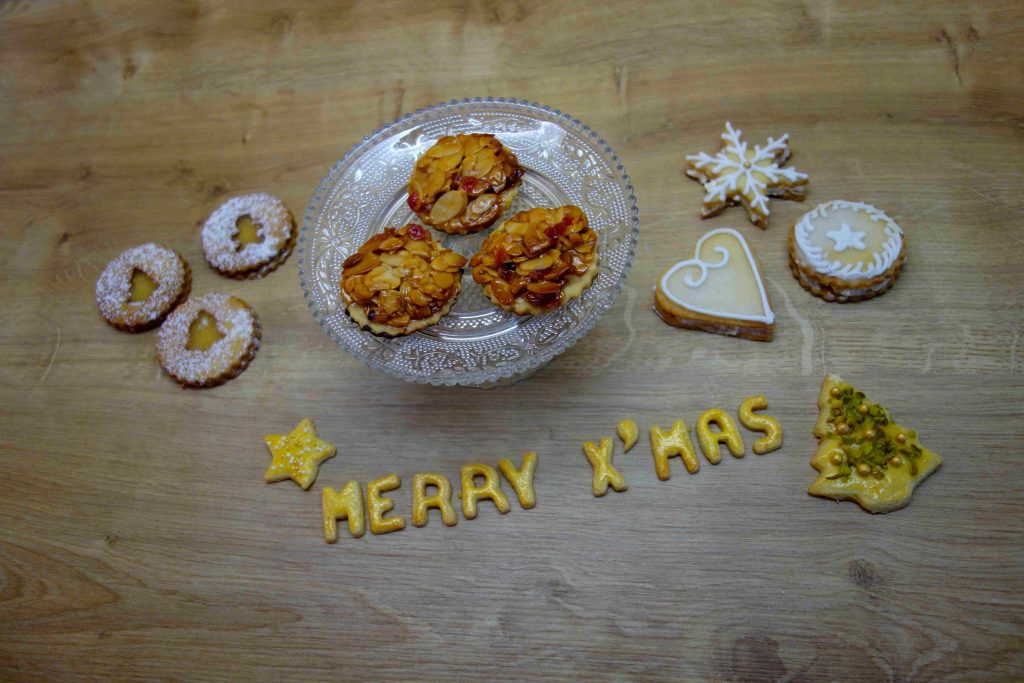 In der Weihnachtsbäckerei: ein Teig- vier verschiedene Plätzchen