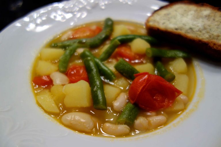 italienischer Eintopf: Bohnenminestrone mit Ziegenkäsecrostini