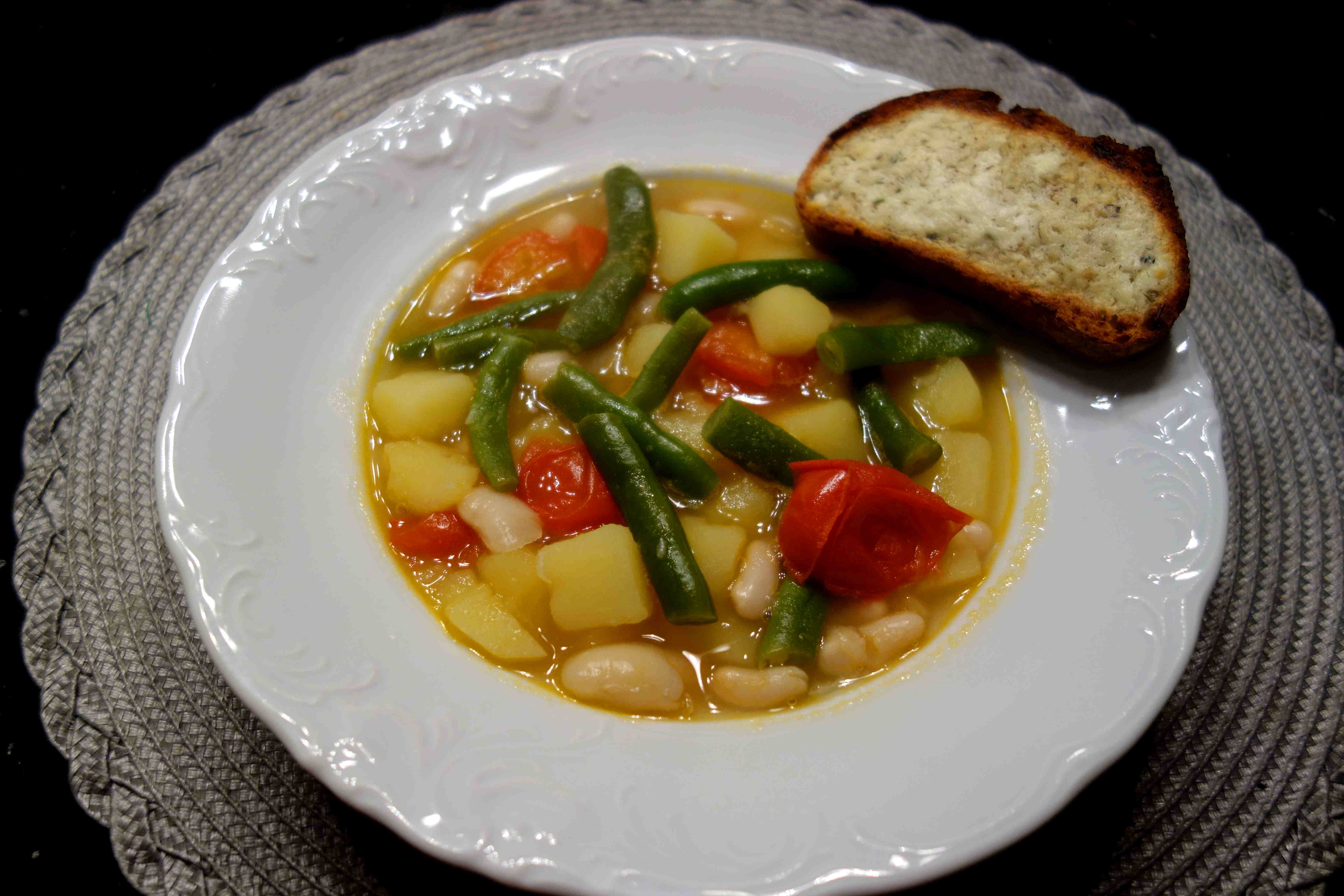 italienischer Eintopf: Bohnenminestrone mit Ziegenkäsecrostini