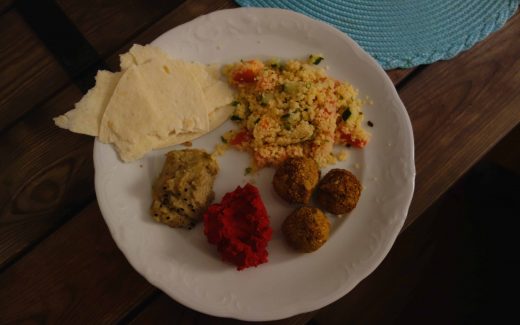 orientalischer Teller mit knusprigen Falafeln, Tabouleh, rote Bete-Hummus, Baba Ghanoush und Fladenbrot