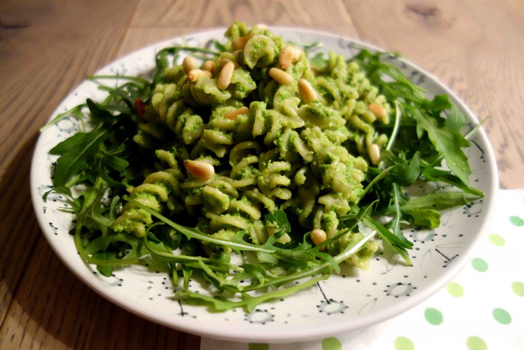 Pasta mit veganem Erbsenpesto, vegan pea pesto pasta