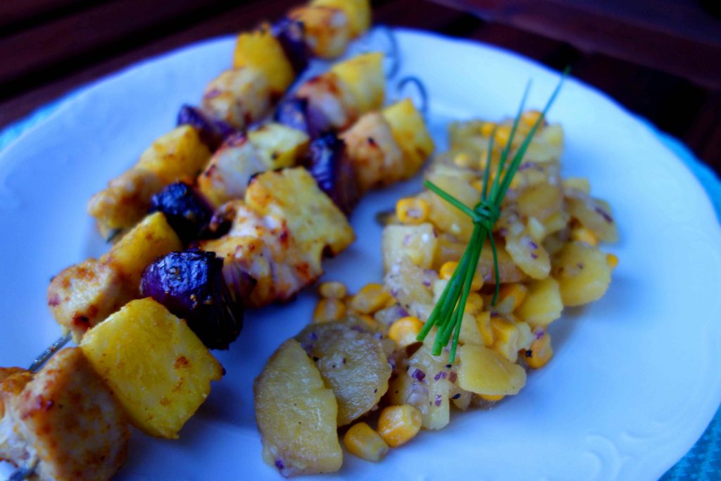 exotische Hähnchenspieße mit Kartoffelsalat