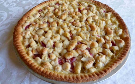 Rhabarber-Vanille-Pie mit Mandeln und Streuseln, Vanilla Rhubarb Crumble Pie With Sliced Almonds