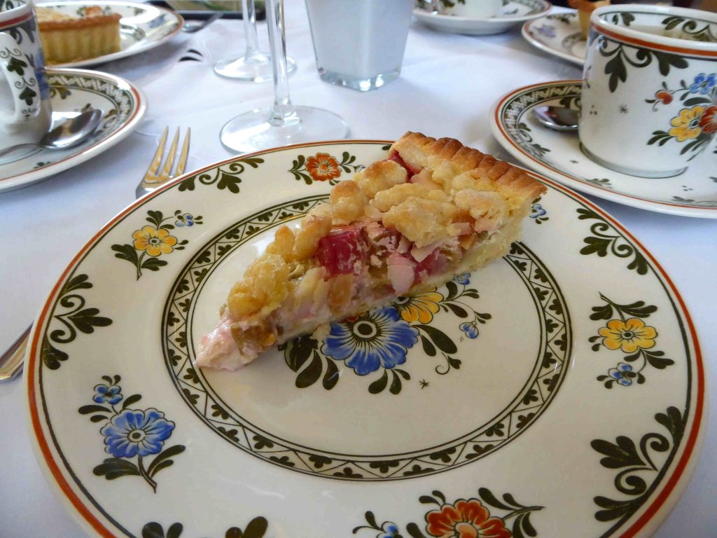 Rhabarber-Vanille-Pie mit Mandeln und Streuseln