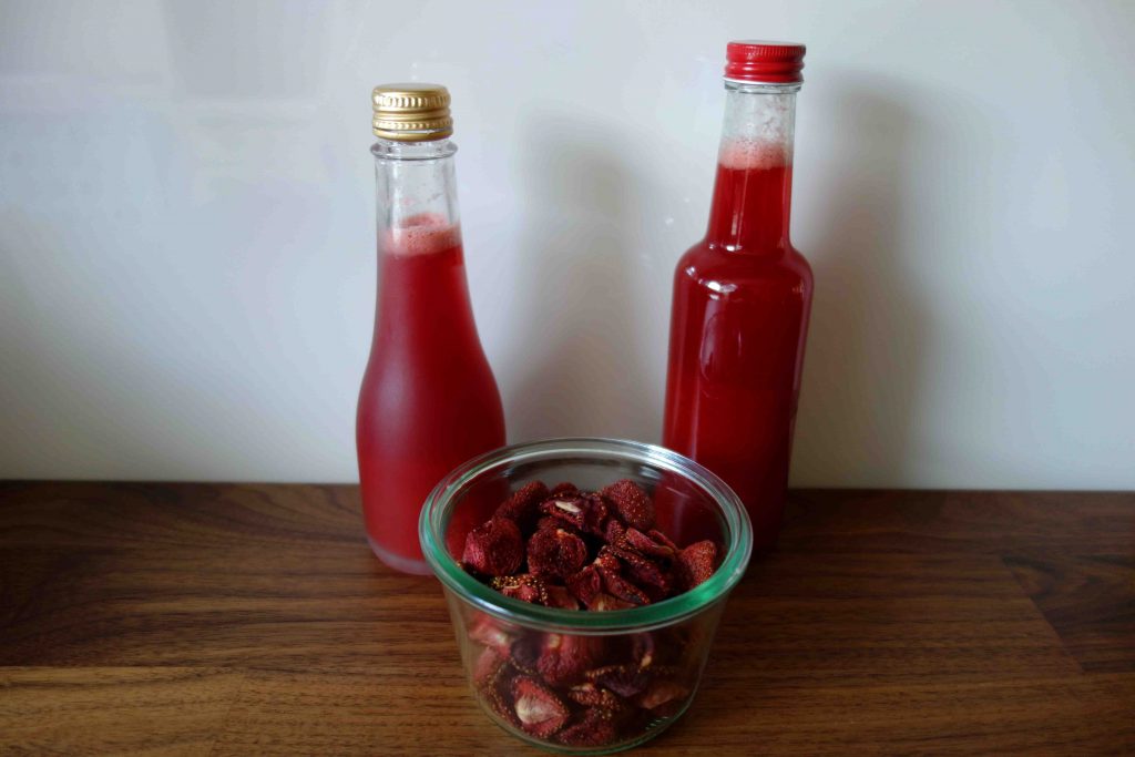 Erdbeersirup und getrocknete Erdbeeren, Homemade Strawberry Syrup And Dried Strawberries