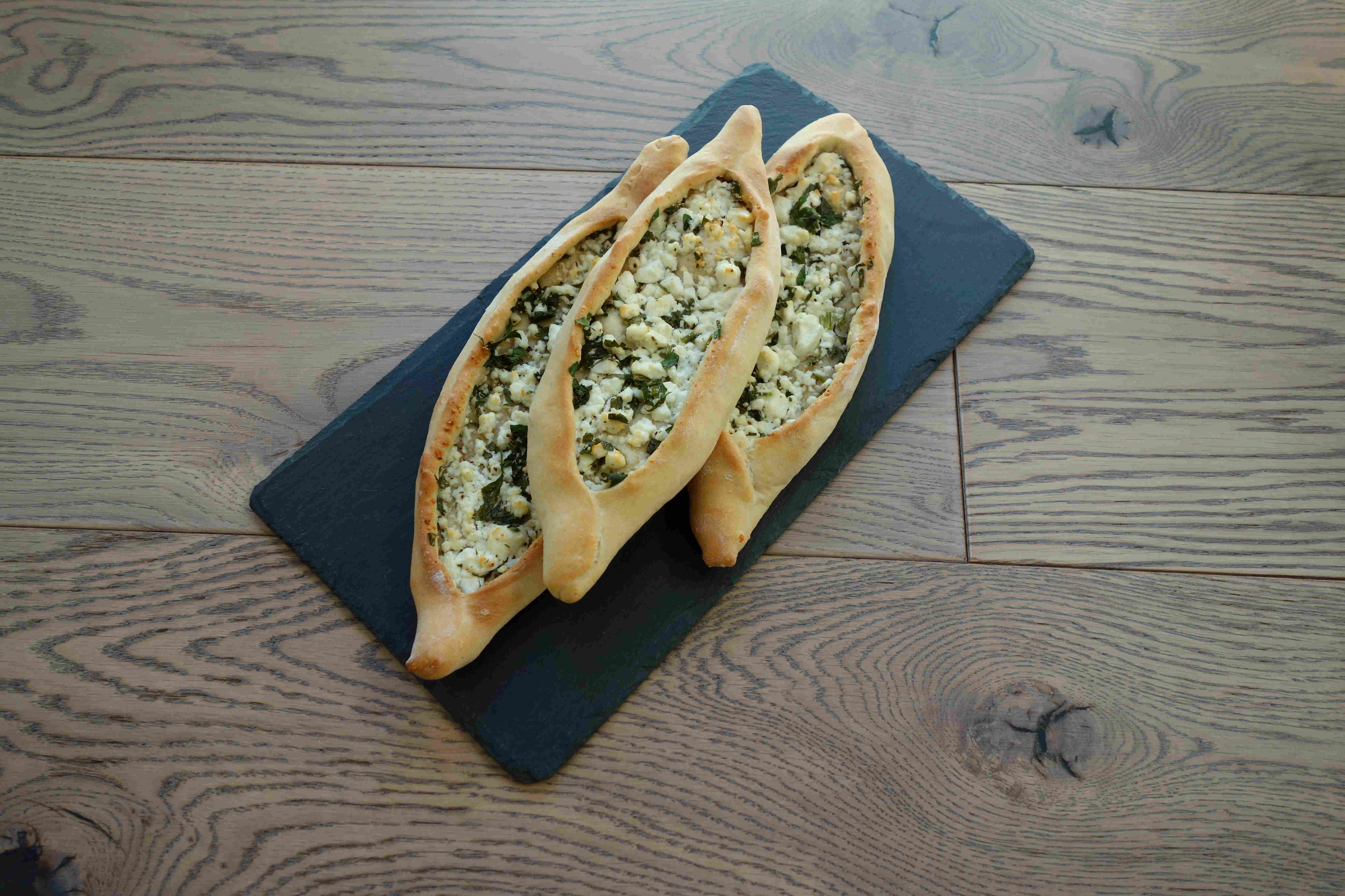 vegetarische Schafskäseschiffchen- Pide mit Schafskäse