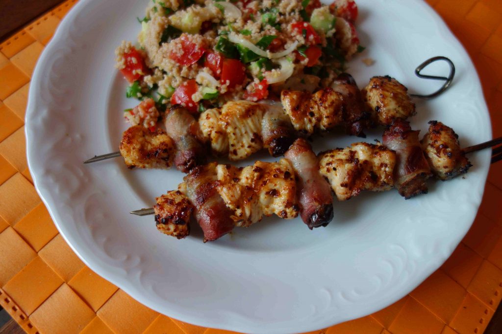 orientalische Putenspieße mit Speckdatteln und ein sommerliches Tabbouleh