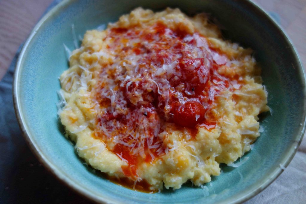 cremige Polenta mit Tomatenragout und Ziegenkäse