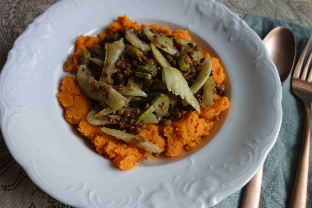 Linsen mit Fenchel auf Süßkartoffelstampf