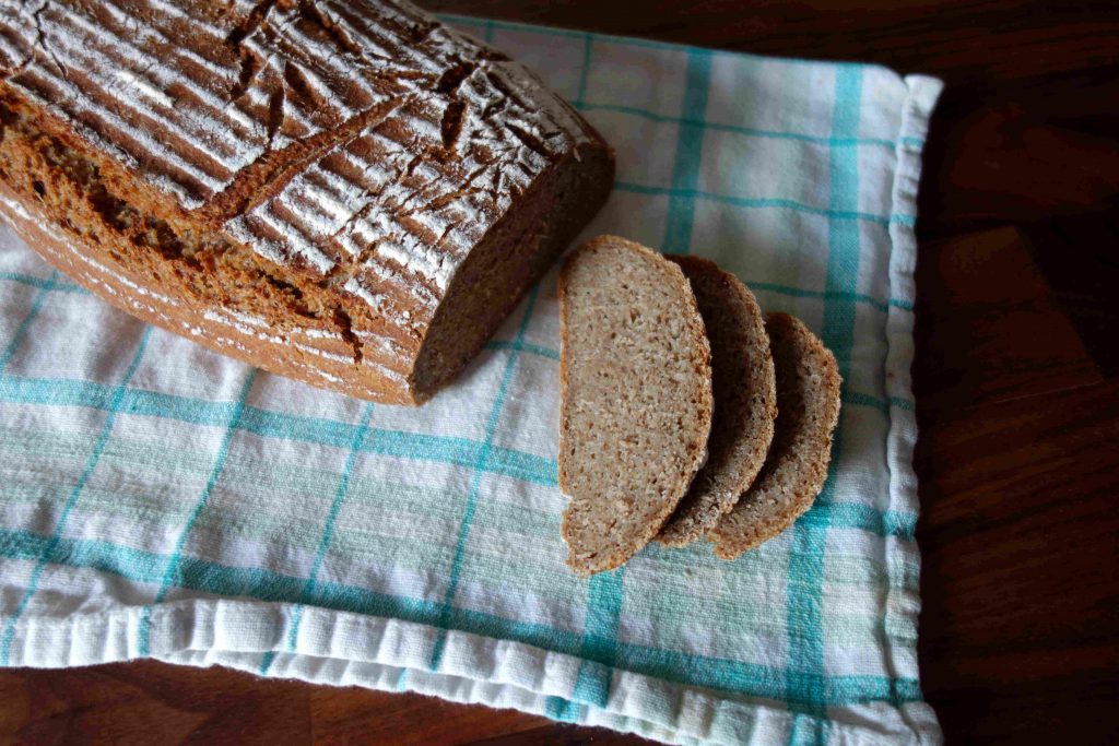 Dreikornbrot mit Brühstück