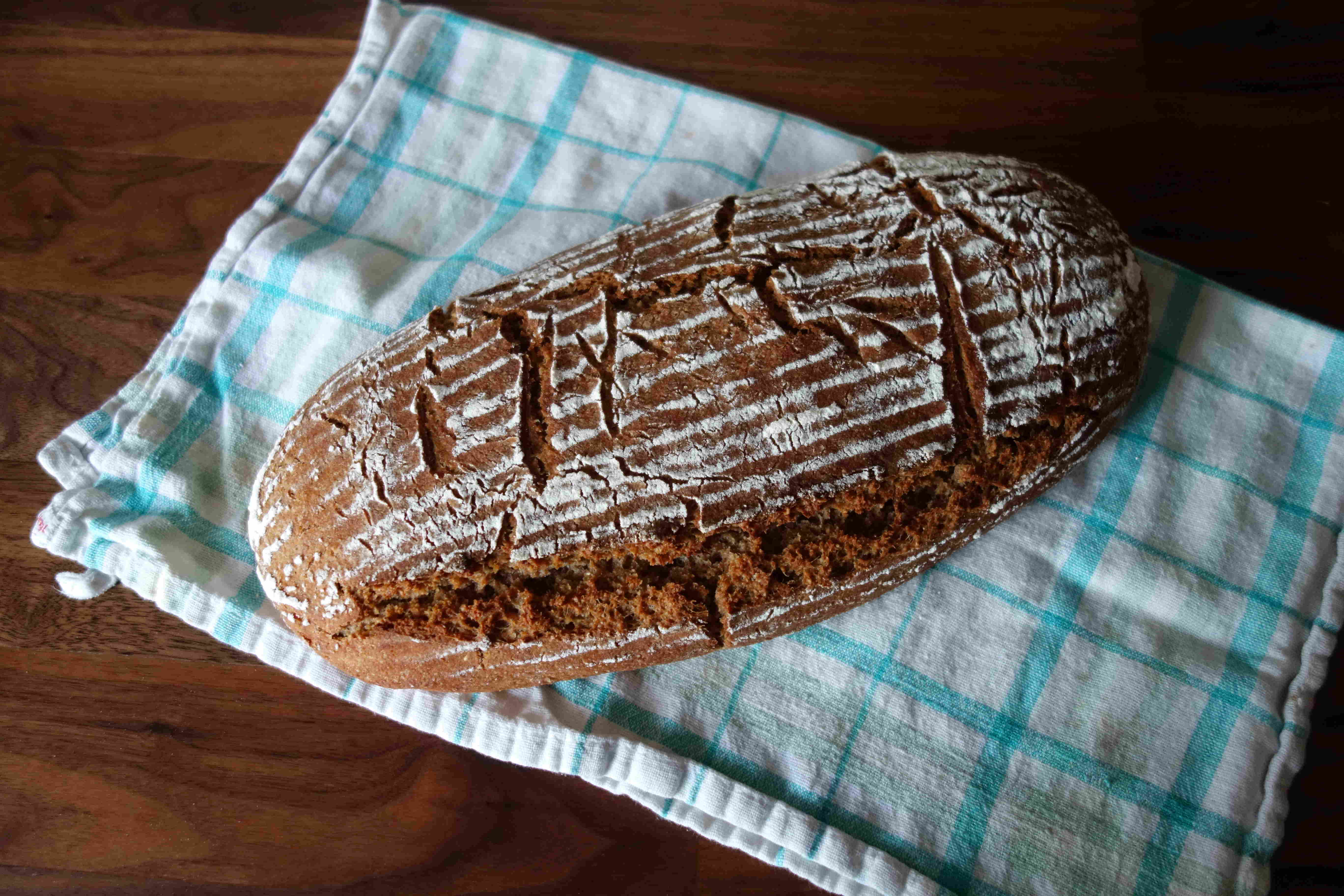rustikales Dreikornbrot aus Dinkel, Hafer und Buchweizen